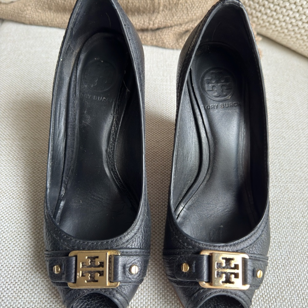 Tory Burch Black Leather Pumps with Gold Logo Buckle